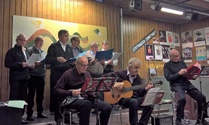 Laulu- ja soitinryhmä Ukkoset esittivät Konstan joululaulun sekä laulun Tonttu.