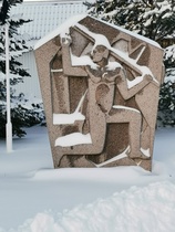 Kortesjärven kirkon pihapiirissä on muistomerkki jääkäreille.
( kuva: Eeva Hannnula )