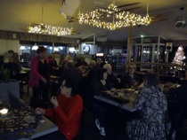 20.11.2020 vietettiin perjantai-iltapäivää pikkujoulun merkeissä viihtyisässä Lissun baarissa Alavieskassa herkullisesta jouluruosta nauttien.
( kuva: Keijo Somero )