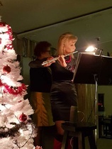 Arja Löytynoja esitti joulumusiikkia myös huilua soittaen.
( kuva: Eija Marjakangas )