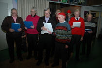 Ukkoset -lauluryhmä esitti pari joululaulua säestyksen kera.