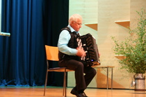 Juhla alkoi Taimo Löfin esittämällä alkusoitolla, jonka hän oli itse säveltänyt.