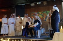Jouluevankeliumissa oli Marian ja Josefin lisäksi joukko enkeleitä sekä neljä paimenta.
( kuva: Eija Marjakangas )